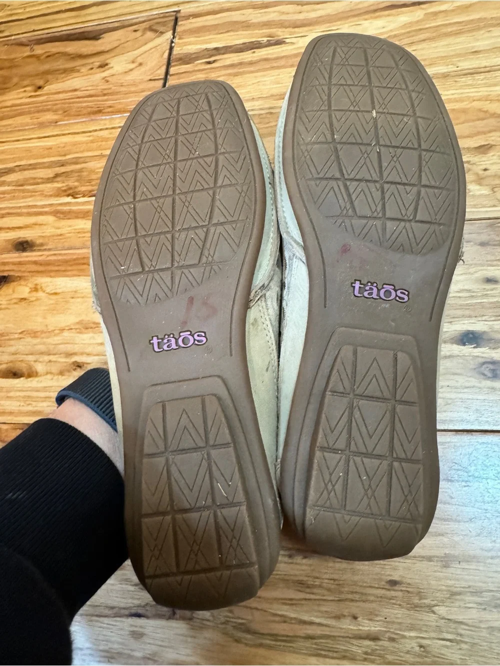 Taos Expose Driving Loafers Size 8 Slip-On Leather Laser Cut Flats
